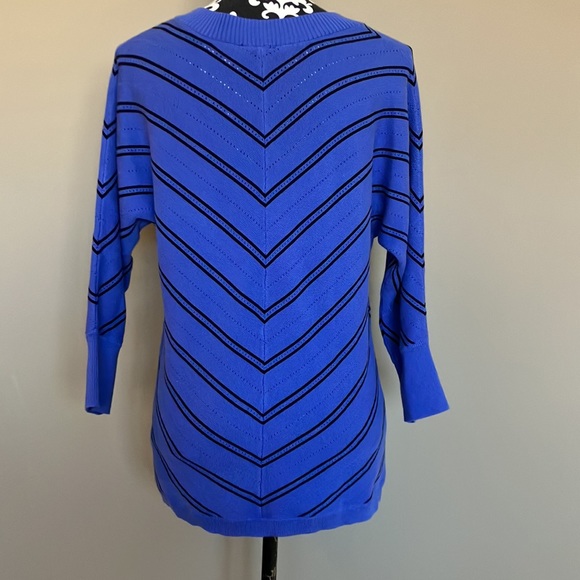 Beautiful royal blue V necked cotton rayon sweater w/raglan sleeves & black knit - Picture 5 of 10